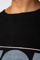 Buzo oversize de corte boxy, confeccionado en algodón rústico de alto gramaje en color beige. Presenta cuello redondo con borde crudo, mangas largas y una estampa frontal con el texto VCP delimitado por líneas horizontales blancas.