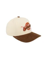 Gorro tipo cap de Mitchell & Ness con visera de pana color marrón y corona color crema. Presenta un bordado frontal con el logo de los Cleveland Cavaliers.