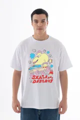 Remera blanca de algodón con estampa frontal de un personaje amarillo en patineta y la frase "Skate and Destroy" en rojo.