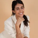 Medio aro de oro 18k con perla de cultivo colgante. Diseño minimalista y elegante.