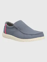 Alpargata slip-on Hush Puppies modelo Gordon, color azul grisáceo con detalle de costura lateral en color fucsia. Presenta suela de EVA moteada en tono crema y forro interior a rayas.