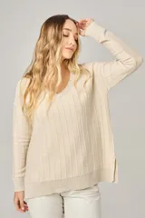 Sweater celeste de punto con escote en V y mangas largas.