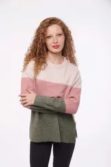 Sweater de punto con diseño a bloques de color: beige en la parte superior, rosa en el centro y verde musgo en la parte inferior.
