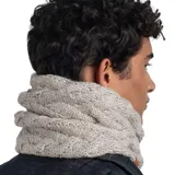 Cuello tubular de invierno marca Buff, con diseño exterior de punto trenzado en color beige y forro interior de polar para mayor aislamiento térmico. Cuenta con una pequeña etiqueta de cuero sintético con el logo de la marca en la parte inferior.