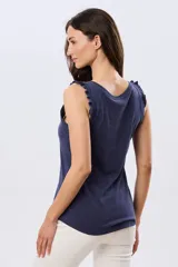 Musculosa azul marino con escote redondo y tirantes decorados con volados fruncidos.