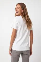 Remera celeste de manga corta y cuello redondo, de corte clásico y liso.