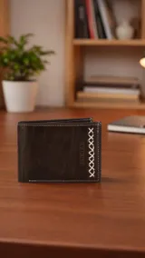 Billetera de cuero marrón con costura artesanal en el exterior. El interior cuenta con compartimentos para billetes, visor transparente para documentos y múltiples tarjeteros.