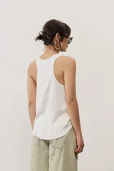 Musculosa básica de corte holgado, con escote redondo y tirantes anchos.