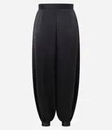 Pantalón aladín negro de satén, con diseño de caída amplia, cintura ajustada y botamanga con puño elástico.