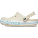 Zuecos Crocs modelo Bayaband Clog, color beige con banda blanca en la mediasuela que incluye el logotipo de la marca en celeste.