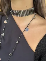 Gargantilla choker negra con red de brillantes multicolores. Se cierra con cadena y gancho para regular el largo.