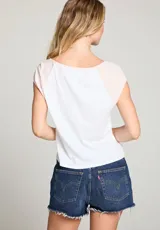 Camiseta blanca de mangas cortas con detalle de mangas en color rosa. Estampado frontal con un Cadillac rosa de Elvis y discos dorados con su firma.