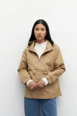 Campera negra tipo piloto con puños elastizados, cordón ajustable en la cintura, cuello alto y capucha.