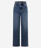 Pantalón de jean corte wide leg, color azul lavado, con cintura media y detalle de tachuelas metálicas a lo largo de las costuras laterales. Cuenta con bolsillos funcionales, trabillas para cinturón y cierre frontal con botón y cremallera.