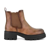 Bota de cuero sintético color marrón con elástico lateral y suela track color negro.