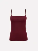 Musculosa de color bordó, de corte ajustado al cuerpo, con escote cuadrado y tirantes finos.