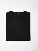 Buzo de felpa color negro, con cuello redondo y puños acanalados. Diseño básico y minimalista de la marca Cuatroases.