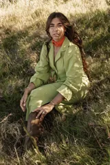 Gargantilla tejida a crochet con hilo de seda viscosa color naranja, con diseño circular.