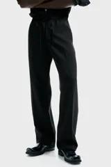 Pantalón de corte relajado con cintura elástica y cordón de ajuste. Presenta pliegues frontales y traseros, bolsillos laterales discretos y un bolsillo trasero insertado.