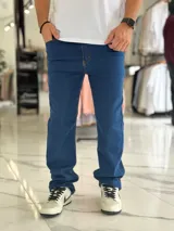 Pantalón de jean azul de corte recto y clásico, con bolsillos laterales y traseros.