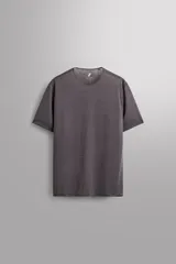 Camiseta de running de tejido técnico semitransparente, ligero y elástico, con cuello redondo, manga corta y aberturas laterales en el bajo.