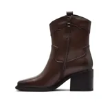 Bota texana de caña media confeccionada en cuero, con diseño de costuras decorativas, taco cuadrado y punta cuadrada.