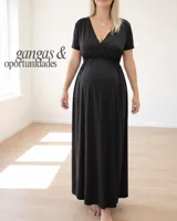 Vestido largo de color negro, diseñado para maternidad y lactancia. Presenta un escote cruzado, mangas cortas y una falda con caída fluida. Confeccionado en tela elastizada que se adapta al cuerpo.