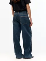 Jean de corte wide leg, confeccionado en denim 100% algodón, con diseño de cinco bolsillos y lavado oscuro con acabado desgastado.