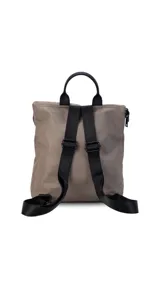 Mochila de nylon capitoneada color celeste, con diseño acolchado en cuadrícula. Posee un compartimento principal con cierre y solapa, además de dos bolsillos frontales con cierres negros a la vista.