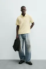 Jeans de hombre, corte balloon fit, tiro medio, confeccionados en denim rígido de algodón. Presentan un efecto lavado con un marcado degradado vertical, cinco bolsillos y cierre frontal con cremallera y botón.