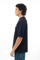 Remera negra de algodón con estampado en la espalda de cuatro retratos con diferentes cortes de pelo y logos de marcas deportivas.