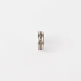 Anillo de banda ancha fabricado en plata 925 y oro, con una hilera central de circonias brillantes incrustadas.