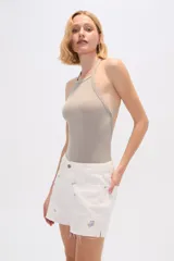 Body de tejido acanalado con cuello halter y espalda descubierta, confeccionado en poliéster con cierre de broches en la parte inferior.