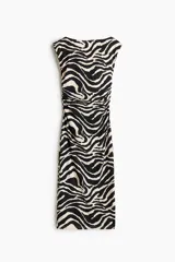 Vestido midi entallado de punto elástico con estampado de cebra, escote bote, manga japonesa y detalle fruncido en la cintura.