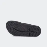 Sandalias tipo ojota de recuperación OOFOS, color negro, con diseño ergonómico de plataforma y tecnología OOfoam para mayor absorción de impacto y soporte del arco plantar.