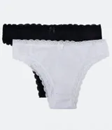 Pack de dos bombachas bikini, una negra y otra blanca, con detalle de encaje en la cintura y en las piernas, y moño decorativo en el centro.