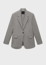 Blazer gris con solapas de muesca, cierre de un botón, dos bolsillos con solapa y un bolsillo de ribete en el pecho.