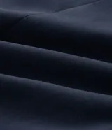 Blazer de corte sastre confeccionado en crepé, con diseño alargado y cierre frontal de doble abotonado con botones forrados. Presenta solapas clásicas y estructura recta.