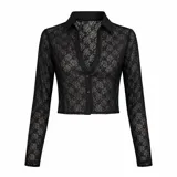 Camisa de encaje negro con transparencias y diseño floral, de corte entallado, cuello clásico, mangas largas y cierre frontal con botones.