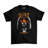 Remera negra de algodón con estampa frontal gráfica de Hozier, con detalles en naranja y fuego.