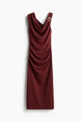 Vestido midi de punto color bordó, con escote drapeado, breteles anchos y detalle de aplique metálico en uno de los hombros. Presenta frunces laterales que realzan la silueta.
