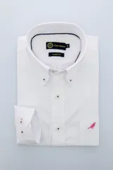 Camisa blanca de poplin 100% algodón, corte clásico, con cuello button down, manga larga, bolsillo en el pecho con logo bordado de pájaro rosa.