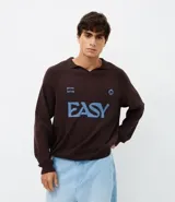 Suéter de punto en jacquard color bordó con diseño de cuello polo y cierre frontal parcial. Presenta estampado frontal con la palabra 'EASY' y la frase 'plans being' en color celeste, además de un pequeño logo bordado. Posee mangas largas con puños acanalados y un corte holgado.