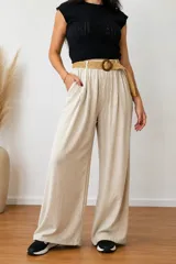 Pantalón palazzo tiro alto color beige, de corte wide leg, con cintura elástica, dos bolsillos laterales y cinto trenzado con hebilla redonda de madera.