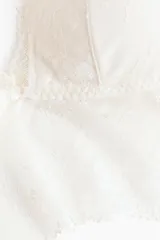 Soutien bralette de encaje color beige, con relleno extraíble, breteles ajustables y ribete ancho en el bajo.