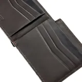 Billetera plegable Rip Curl de cuero marrón con logo de la marca grabado en relieve en el frente.