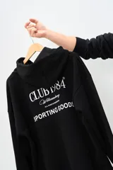 Canguro negro con capucha, cordones ajustables y bolsillo tipo canguro. Estampado frontal con el logo de la marca 'Brokers Wear' y la frase 'Good Time Makers'.