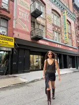 Top de tejido de punto color beige dorado, con escote en V y espalda abierta.