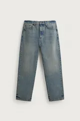 Jeans de corte recto y tiro medio confeccionados en denim de algodón con efecto lavado, diseño de cinco bolsillos y cierre frontal con cremallera y botón.