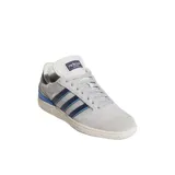 Championes Adidas Busenitz color gris con detalles en azul marino y celeste. Presentan las tres tiras características de la marca en los laterales, capellada de gamuza y suela de goma.